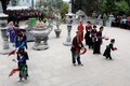 Nghi thức lễ hội tại cửa đền Đông Cuông. (Ảnh: Thế Duyệt/TTXVN)