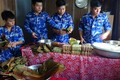 Cán bộ, chiến sĩ Tàu CSB 4035, Bộ Tư lệnh Vùng Cảnh sát biển 4 tổ chức gói bánh chưng trên biển.Ảnh: TTXVN phát