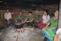 Đội an ninh công an huyện Na hang luôn thực hiện "4 cùng" với đồng bào Mông trên địa bàn huyện. Ảnh: TTXVN phát