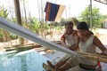Ngoài điện lưới quốc gia, người Rơ Măm ở làng Le còn có điện năng lượng mặt trời để phục vụ sản xuất và sinh hoạt. Ảnh: Khoa Chương