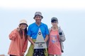 Y Xim Ndu chụp hình kỷ niệm cùng du khách trên đỉnh núi Chư Yang Lắk. Ảnh: NVCC