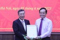 Phó Thủ tướng Trần Lưu Quang trao quyết định bổ nhiệm Thứ trưởng Bộ Nông nghiệp và Phát triển nông thôn cho ông Hoàng Trung. Ảnh: Lâm Khánh – TTXVN
