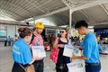 Các du khách nước ngoài rất ủng hộ việc làm của huyện đảo Cô Tô, vui vẻ thay đổi túi nilon sang túi giấy. Ảnh: TTXVN
