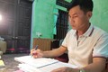 Ông Nguyễn Duy Lam, thí sinh lớn tuổi nhất tại Thái Bình trong Kỳ thi tốt nghiệp THPT, tranh thủ ôn tập. Ảnh: TTXVN phát