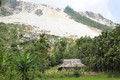 Mỏ đá Bản Nghè của công ty Hùng Đại Sơn được cấp phép từ năm 2009, có thời hạn 30 năm với tổng diện tích đất sử dụng 52 ha. Ảnh: Tuấn Anh-TTXVN