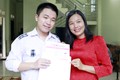 Nguyễn Mạnh Thắng chia sẻ niềm vui với cô giáo chủ nhiệm Nguyễn Thị Hường. Ảnh: Đồng Thúy-TTXVN