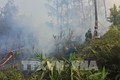 Lực lượng chức năng tỉnh Thừa Thiên –Huế đang nỗ lực khống chế vụ cháy, lập đường băng khoanh vùng cán lửa. Ảnh: Tường Vi-TTXVN