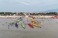 Bơi thuyền truyền thống tại xã Cảnh Dương, huyện Quảng Trạc, Quảng Bình. Ảnh: TTXVN phát