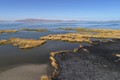 Mực nước hồ Titicaca ở khu vực biên giới Peru và Bolivia giảm đáng kể do nắng nóng bất thường, ngày 9/8/2023. Ảnh: AFP/TTXVN