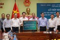 Chủ tịch UBMTTQ Việt Nam tỉnh Đắk Lắk Y Giang Gry Niê Knơng tiếp nhận tài trợ 100 căn nhà đại đoàn kết từ BIDV. Ảnh: Anh Dũng - TTXVN