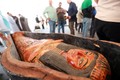 Cỗ quan tài chứa xác ướp được phát hiện tại một nghĩa trang ở tỉnh Minya, Ai Cập, ngày 15/10/2023. Ảnh: THX/TTXVN
