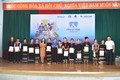Ban tổ chức Chương trình “Chia sẻ cùng thầy cô" trao tặng 25 phần quà cho các em học sinh khó khăn hiếu học tại trường. Ảnh: Nguyên Dung – TTXVN