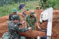 Lực lượng của Bộ Chỉ huy Quân sự tỉnh Quảng Trị tiến hành xử lý an toàn quả bom lớn. Ảnh: TTXVN phát