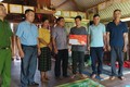Đoàn công tác Ban Thường vụ Huyện ủy Lắk trao tiền Qũy cho hộ anh Y Đua Buôn Dap ở buôn Lách Ló. 