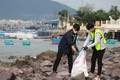 Các tình nguyện viên nhặt rác tại khu vực bờ kè biển Vĩnh Trường, sát bến tàu du lịch Nha Trang. Ảnh: Phan Sáu - TTXVN