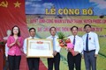 Lãnh đạo Tỉnh ủy, UBND tỉnh Bạc Liêu trao bằng công nhận và tặng hoa chúc mừng xã Vĩnh Thanh đạt chuẩn NTM nâng cao. Ảnh:baobaclieu.vn 