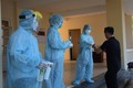 Nhân viên y tế khử trùng tay, phát khẩu trang y tế cho công dân trở về từ Hàn Quốc. Ảnh: Văn Dũng - TTXVN