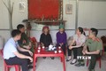 Lực lượng công an, các tổ chức đoàn thể xã Cần Nông, huyện Hà Quảng đến thăm một gia đình được Bộ Công an hỗ trợ xây nhà ở. Ảnh: Chu Hiệu - TTXVN