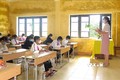 Bố trí ngồi học giãn cách để đảm bảo an toàn khi học trực tiếp tại điểm Trường THCS Quang Trung, xã Quảng Nhâm, huyện A Lưới. Ảnh: Tường Vi - TTXVN