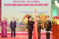 Phó Thủ tướng Thường trực Chính phủ Phạm Bình Minh thực hiện nghi thức trao tặng Huân chương Độc lập hạng Nhất cho Đảng bộ và nhân dân tỉnh Thái Nguyên. Ảnh: Hoàng Nguyên - TTXVN