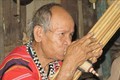 Nghệ nhân ưu tú A Brol Vẽ (làng Đăk Răng, xã Đăk Dục, huyện Ngọc Hồi) thổi khèn – một trong 14 nhạc cụ truyền thống của người Giẻ Triêng. Ảnh: Dư Toán – TTXVN