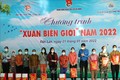 Trưởng Ban Dân vận Trung ương Bùi Thị Minh Hoài trao quà Tết cho các hộ đồng bào dân tộc thiểu số khó khăn tại xã biên giới Krông Na. Ảnh: Tuấn Anh – TTXVN