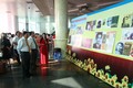 Cán bộ, đảng viên và nhân dân trên địa bàn thành phố Cà Mau đến xem triển lãm hình ảnh, tư liệu, sách báo với chủ đề 80 năm ra đời “Đề cương về văn hóa Việt Nam” (1943 – 2023). Ảnh: Kim Há-TTXVN