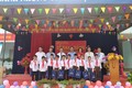 NXB Giáo dục Việt Nam tặng SGK và vở viết cho học sinh trường Phổ thông Dân tộc Bán trú tiểu học Giàng Chu Phìn. Ảnh: Hiền Thương
