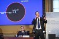 Các thành viên Ủy ban giải Nobel Vật lý và Viện Khoa học Hoàng gia Thụy Điển công bố công trình nghiên cứu về hố đen vũ trụ đã mang về cho ba nhà khoa học Anh, Đức và Mỹ giải Nobel Vật lý 2020, tại buổi lễ ở thủ đô Stockholm ngày 6/10/2020. Ảnh: AFP/TTXVN
