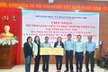 Đại diện Nhà xuất bản Giáo dục Việt Nam trao quà hỗ trợ cho Sở Giáo dục và Đào tạo tỉnh Quảng Trị. Ảnh: Hiền Thương