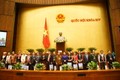 Chủ tịch Quốc hội Nguyễn Thị Kim Ngân tặng quà các đại biểu dân tộc thiểu số tại buổi gặp mặt. Ảnh: Hoàng Hà
