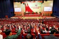 Các đại biểu biểu quyết, thông qua Nghị quyết Đại hội XIII Đảng Cộng sản Việt Nam. Ảnh: TTXVN