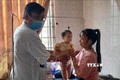 Chị Võ Thị Hồng Mỹ ở xã Bình Tường, huyện Tây Sơn cho con nhập viện sáng ngày 20/3 sau khi xuất hiện các triệu chứng đau bụng, tiêu chảy. Ảnh: Tường Quân - TTXVN