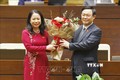 Chủ tịch Quốc hội Vương Đình Huệ tặng hoa chúc mừng Phó Chủ tịch nước Võ Thị Ánh Xuân. Ảnh: Doãn Tấn - TTXVN