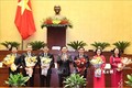 Chủ tịch Quốc hội Vương Đình Huệ tặng hoa chúc mừng Phó Chủ tịch nước Võ Thị Ánh Xuân và các ủy viên Ủy ban Thường vụ Quốc hội. Ảnh: Trọng Đức - TTXVN
