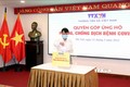 Tổng Giám đốc TTXVN Nguyễn Đức Lợi quyên góp, ủng hộ Quỹ phòng, chống dịch COVID-19. Ảnh: Phạm Kiên - TTXVN