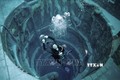 Một thợ lặn trải nghiệm bể bơi Deep Dive Dubai ở UAE ngày 10/7/2021. Ảnh: AFP/TTXVN