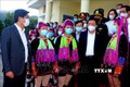 Đồng chí Nguyễn Xuân Thắng nói chuyện cùng người dân Pò Hèn. Ảnh: Thanh Vân-TTXVN