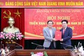 Trưởng Ban Nội chính Trung ương Phan Đình Trạc trao quyết định và chúc mừng ông Nguyễn Văn Yên. Ảnh: vov.vn
