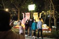 Nhiều du khách thích thú chụp ảnh với hình tượng hổ tượng trưng cho năm Nhâm Dần ở khu vực Hồ Gươm (Hà Nội). Ảnh: Hoàng Hiếu - TTXVN