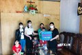 Hội Liên hiệp phụ nữ huyện Đắk Mil (Đắk Nông) tổ chức trao mô hình sinh kế giúp đỡ cho gia đình chị Hoàng Thị Truyền, hội viên phụ nữ thôn Xuân Bình, xã Đắk Sắk. Ảnh: TTXVN phát