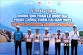 Trao giải cho học sinh đoạt giải cao cuộc thi Rung chuông vàng “Cùng em phòng, chống thiên tai - Kiến tạo tương lai bền vững”. Ảnh: Trung Hiếu - TTXVN