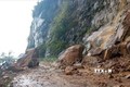 Tại Km17+700 đường tỉnh 129 thuộc Căn Tỷ 2, xã Ma Quai, huyện Sìn Hồ, sạt đá ta luy dương xảy ra gây tắc đường, nguy hiểm cho người và phương tiện khi lưu thông. Ảnh: TTXVN phát