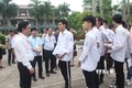 Thứ trưởng Nguyễn Hữu Độ trò chuyện với các thí sinh. Ảnh: Thu Hằng-TTXVN