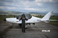 Thanh niên Mack Rutherford sau khi hạ cánh xuống sân bay Tây Sofia, Bulgaria, kết thúc hành trình bay một mình vòng quanh thế giới, ngày 24/8/2022. Ảnh: AFP/TTXVN