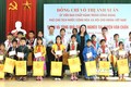 Phó Chủ tịch nước Võ Thị Ánh Xuân tặng quà cho học sinh tiêu biểu của huyện Văn Chấn. Ảnh: Tuấn Anh - TTXVN