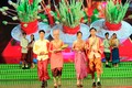 Trình diễn giới thiệu trang phục dân tộc Khmer trong hoạt động nông nghiệp, đi chùa, lễ cưới. Ảnh: An Hiếu