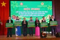 Hội Nông dân tỉnh Đắk Lắk trao quyết định triển khai 5 dự án vay vốn Quỹ Hỗ trợ nông dân. Ảnh: Hoài Thu – TTXVN