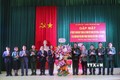 Tổng giám đốc TTXVN Vũ Việt Trang tặng hoa chúc mừng Sư đoàn 304. Ảnh: Tuấn Đức - TTXVN