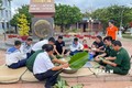 Quân và dân đảo Trường Sa cùng gói bánh chưng đón Tết Quý Mão 2023. Ảnh: Nguyễn Cúc-TTXVN